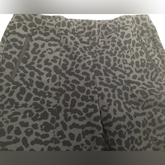 Lane Bryant Gray & Black Leopard Animal Print On The Go Pull On Ankle Pants - Picture 6 of 12